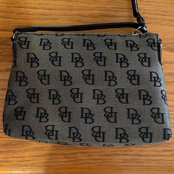 Dooney and Bourke cross body bag - Picture 2 of 8